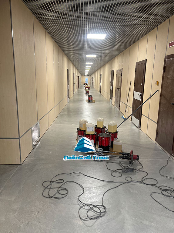 Эпоксидный пол армированный кварцевым песком + декоративные чипсы и защитный слой лака (матовый)