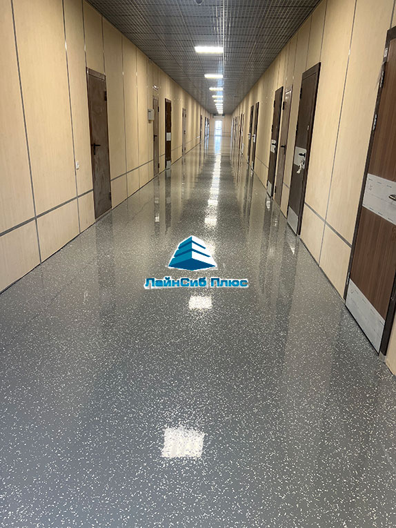 Эпоксидный пол армированный кварцевым песком + декоративные чипсы и защитный слой лака (матовый)